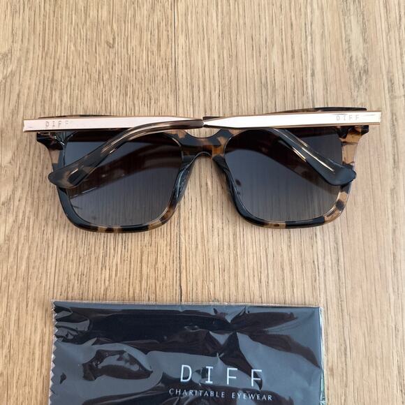 DIFF Sunglasses Polarized Bella Brown Gold - Picture 4 of 5